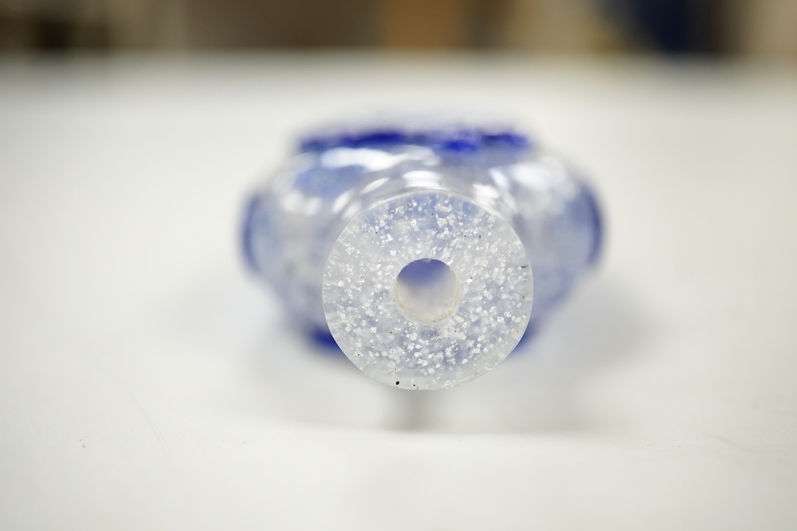 A Chinese overlaid glass snuff bottle, 8cm high